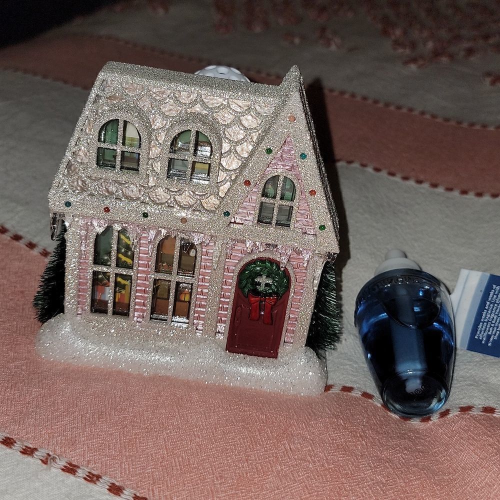New Light Up Bath and Body Works Holiday Cottage Wallflower Plug In & Bulb